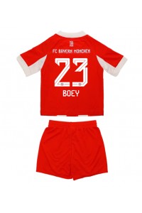 Bayern Munich Sacha Boey #23 Babyklær Hjemme Fotballdrakt til barn 2025-26 Korte ermer (+ Korte bukser)